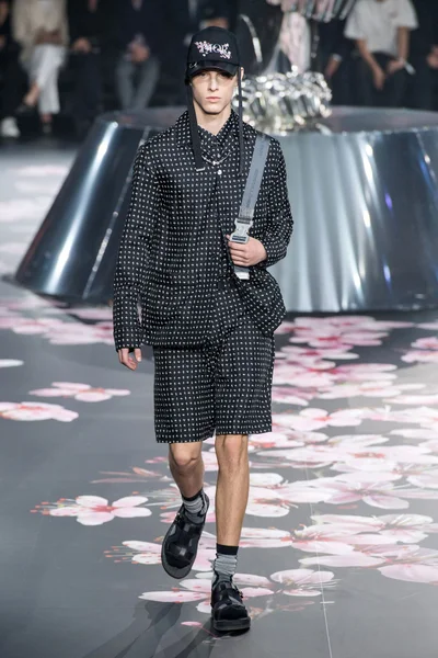 Look 19